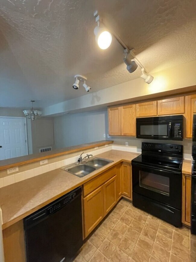 Building Photo - HYDRA PLACE TOWNHOUSE (P#119)