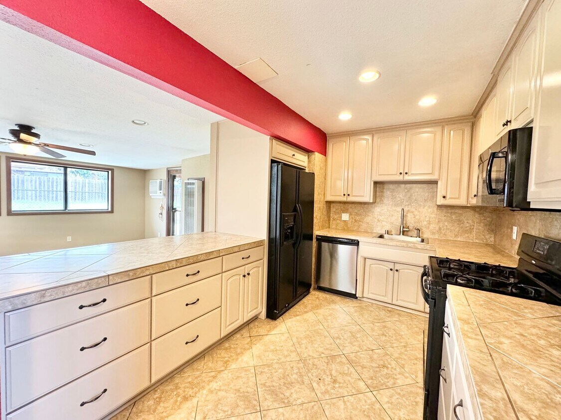 Primary Photo - Beautiful 5 Bedroom/ 2 Bathroom home locat...