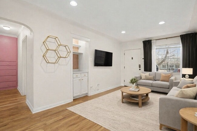 Sun filled living room - 1409 Ivy St