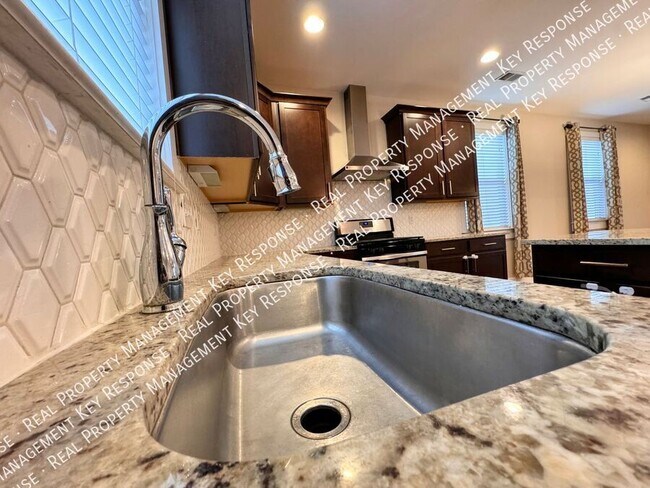 Foto del edificio - Beautiful 3 bd 2.5 bath cottage in East Na...