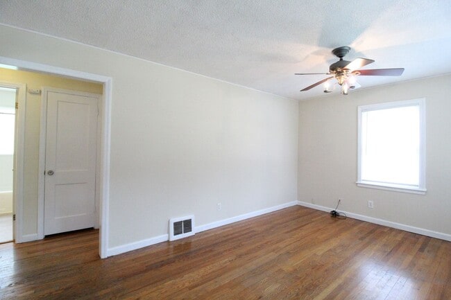 Building Photo - 2 Bedroom 1 Bath Home in Roeland Park