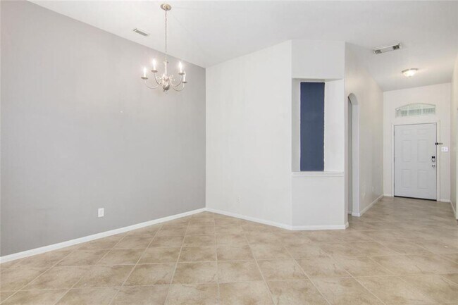 Building Photo - Spacious 3 Bed, 2 Bath Home - Comfortable ...