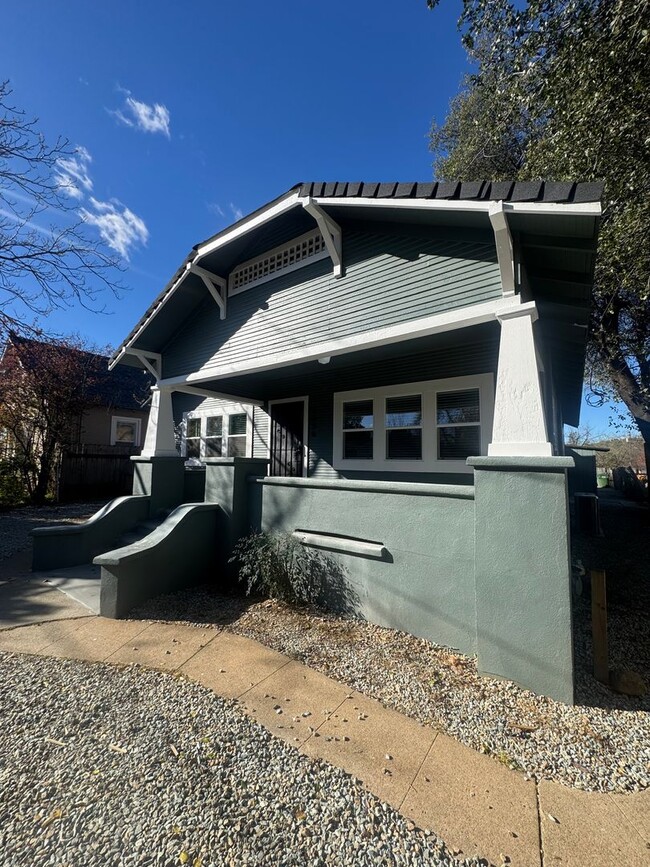 Building Photo - 1456 Magnolia Ave