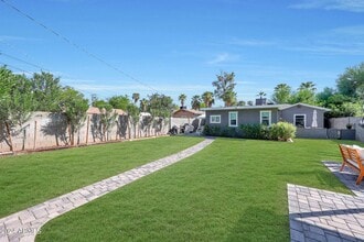 Building Photo - 2230 E Clarendon Ave