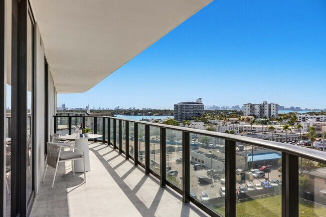 Foto del edificio - 7144 Byron Ave