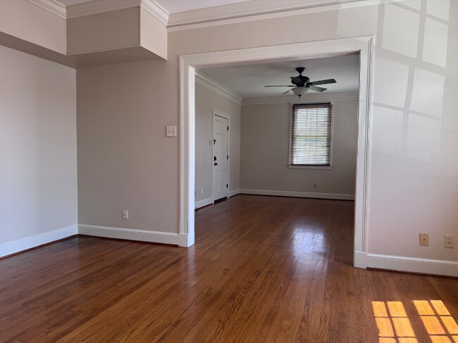 Foto del edificio - 317 W University Ave