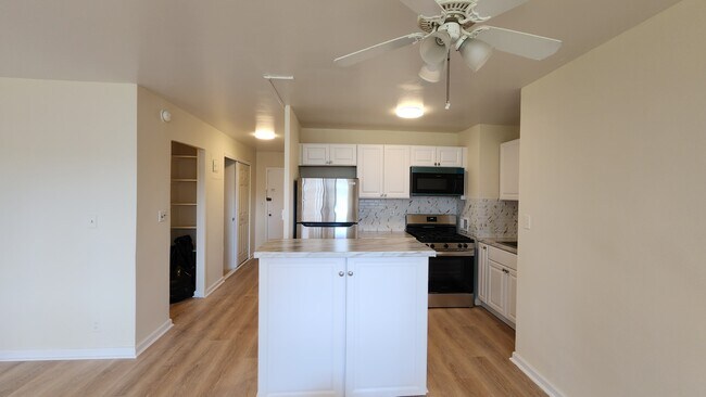Foto del edificio - 270 Marin Blvd