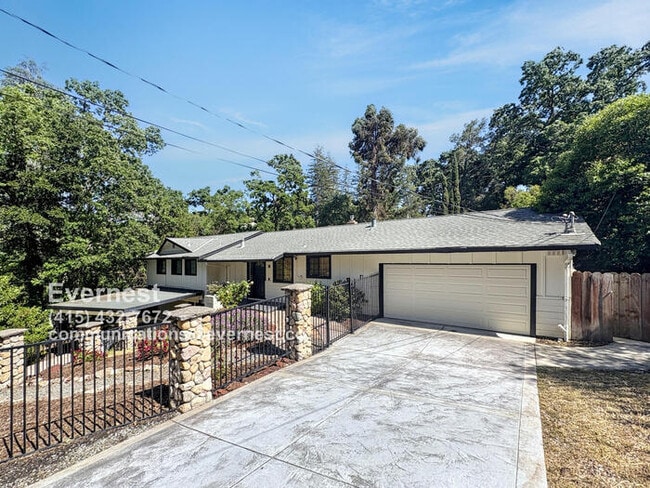 Building Photo - Spacious 4-Bedroom Home with Fireplace, De...