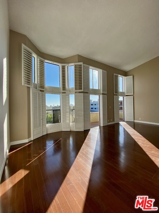 Foto del edificio - 2332 Fox Hills Dr
