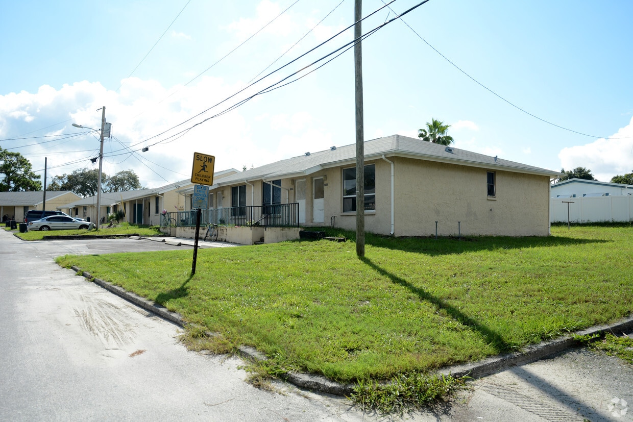 721 Mango Cir, Tarpon Springs, FL 34689 Apartments in Tarpon Springs
