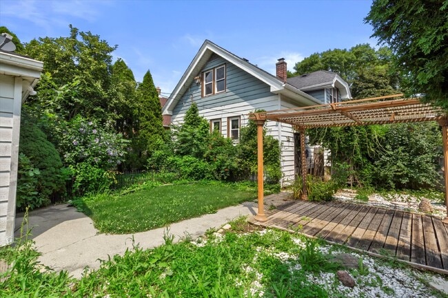 Building Photo - Charming Single-Family Home with 4 Bedrooms