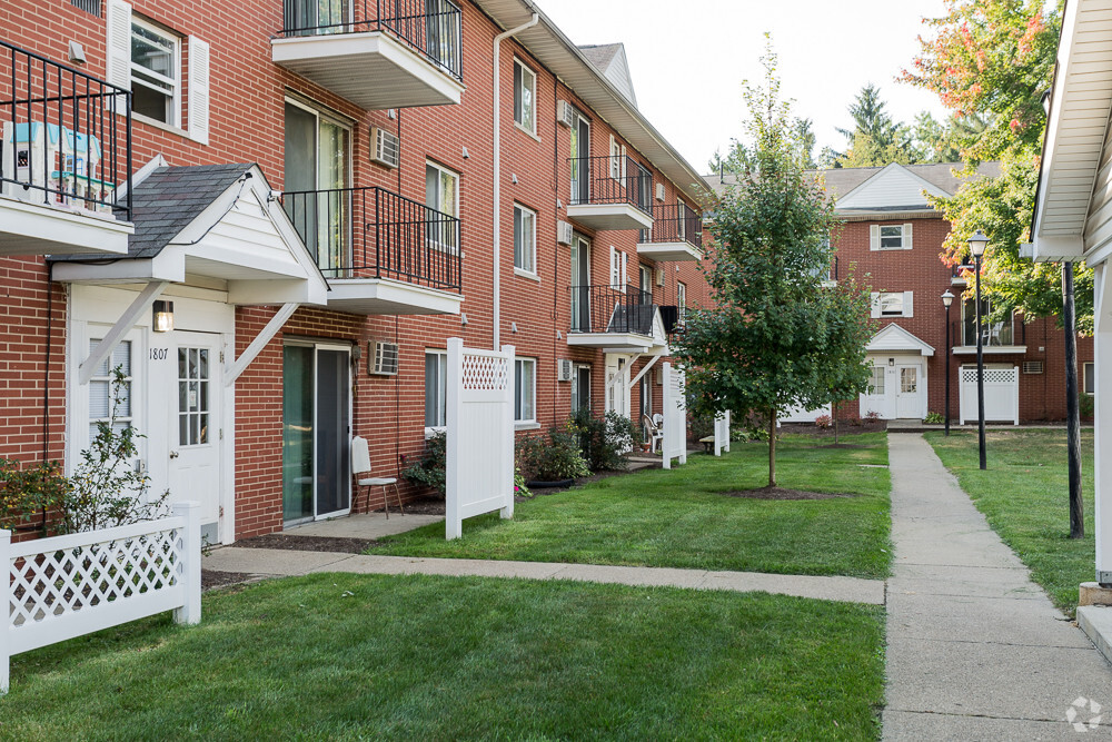 Primary Photo - St. Charles Court Apartments