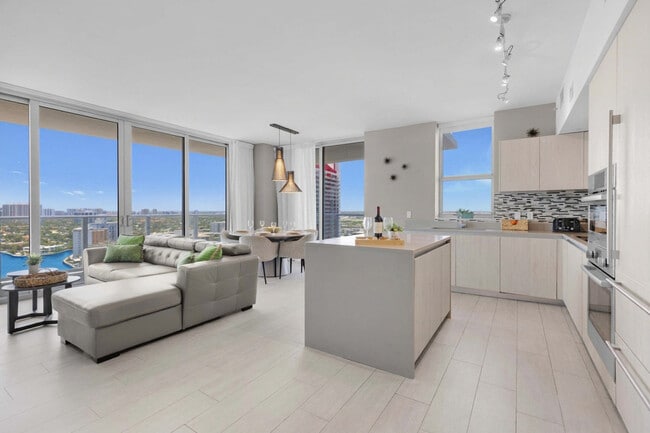 Building Photo - 4010 S Ocean Dr