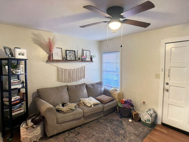 Building Photo - Lovely 2 Bedroom, 1 Bathroom Home (Huge Backyard)