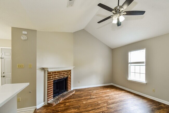 Foto del edificio - 1411 Lagrange Downs Rd