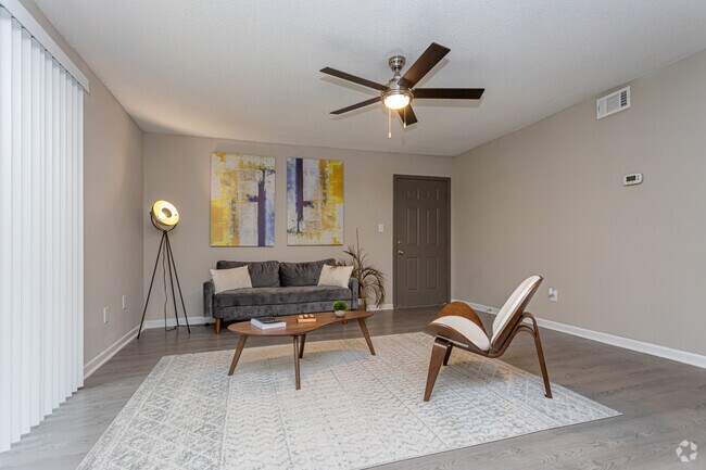 2BR, 2BA - 980SF - Crystal Lake
