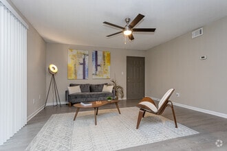 2BR, 2BA - 980SF - Crystal Lake