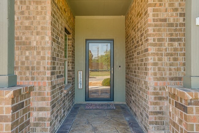 Building Photo - Stunning like new single story 4 bedroom 3...