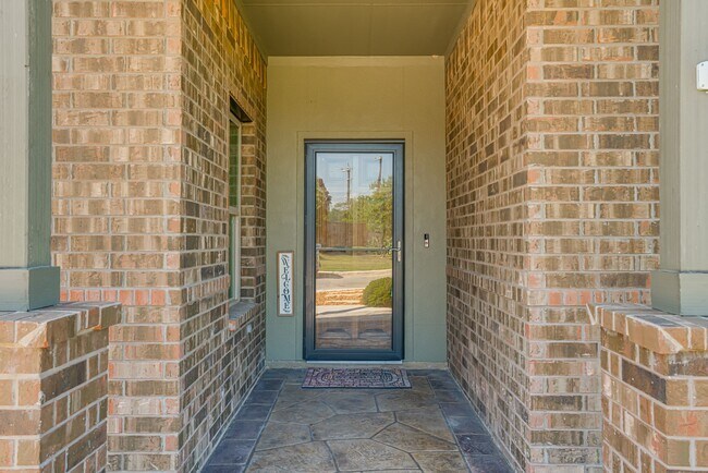 Foto del edificio - Stunning like new single story 4 bedroom 3...
