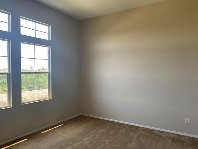 Foto del edificio - Coming SOON...............4BR/2.5BA Townho...