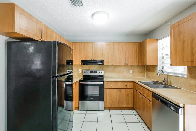 Foto del edificio - 18940 NW 33rd Pl