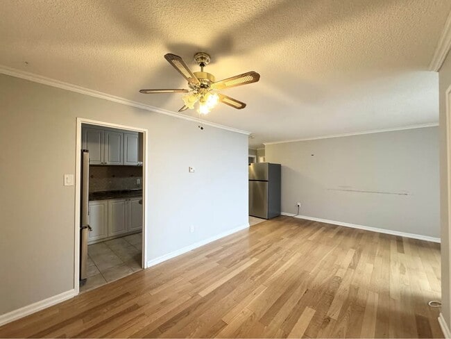 Building Photo - 2 Bed 1 Bath - Apartment