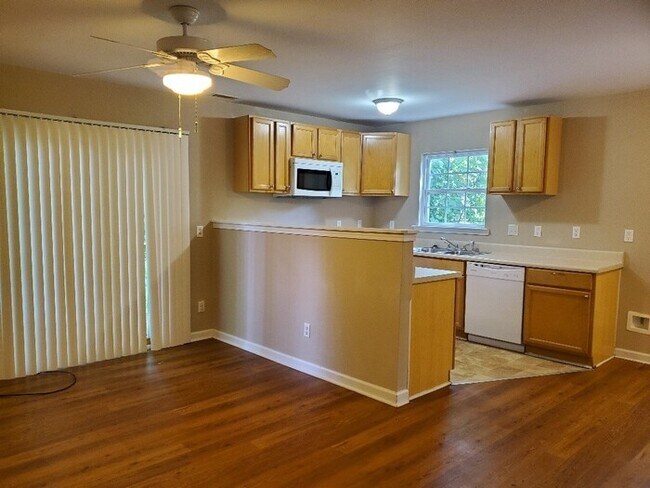 Foto del edificio - SPACIOUS 3 BEDROOM TOWNHOUSE FOR RENT IN GREENVILLE!