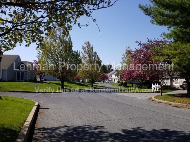 Building Photo - 207 Crescent Dr