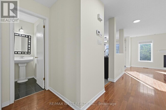 Building Photo - 119 Deerfox Dr