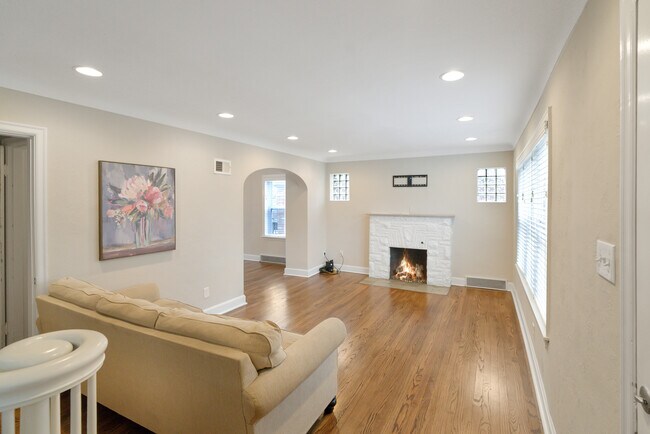 Foto del edificio - 8729 Bridgeport Ave