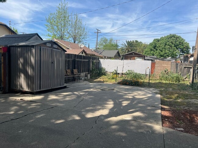 Building Photo - 404 Thrasher Ave