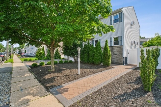 Building Photo - 862 Dewey St