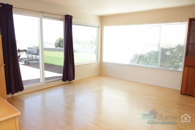 Building Photo - 50% OFF 1st Month - Condo Near OHSU with Huge Deck, Stunning Views and Parking