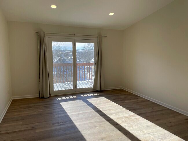 Living room with balcony - 25 Lincoln Ave
