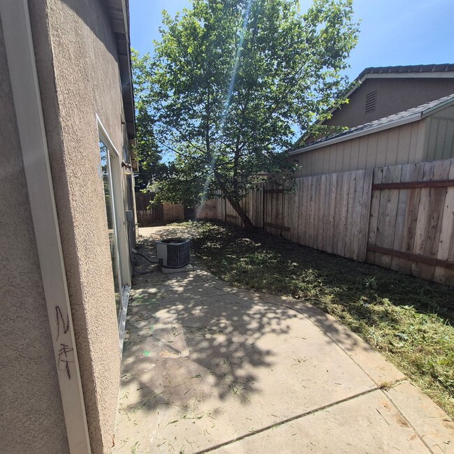 Building Photo - Single story Elk Grove home, 4 bedrooms, 2 baths; nice floor plan