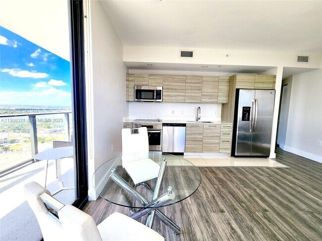 Foto del edificio - 121 NE 34th St