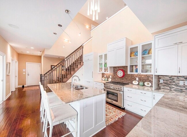 Building Photo - 121 W Kingsley St