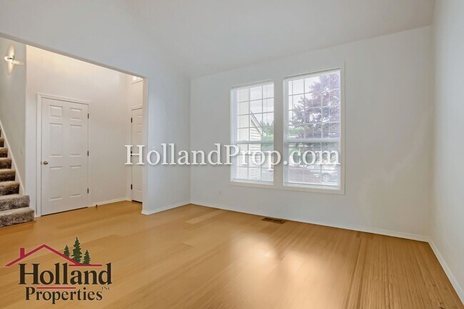 Foto del edificio - Modern 4-Bedroom Home with Fireplace & Private Backyard in Beaverton