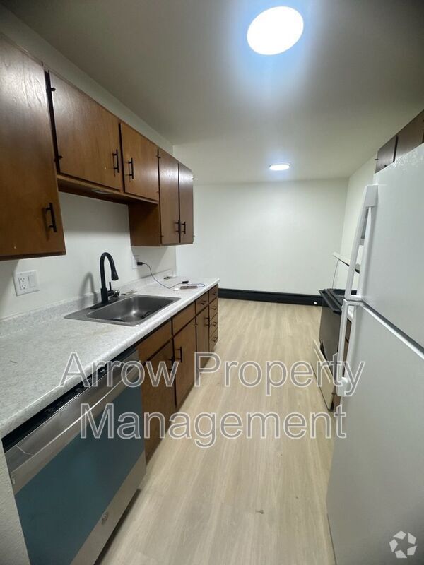 Building Photo - 215 E Arbor Ave