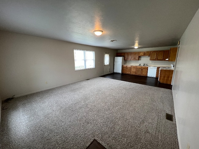 Building Photo - 204 Meadow Dr
