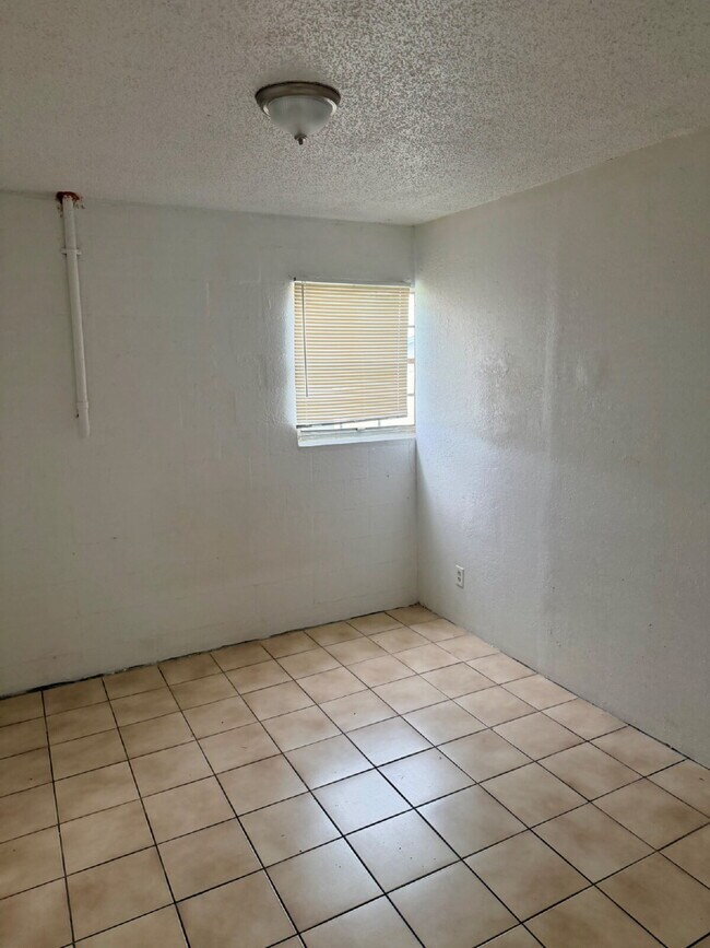 Foto del edificio - 4 Bedroom 1.5 Bathroom House For Rent