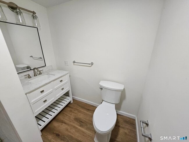 Building Photo - 410 Main St