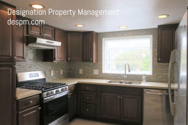 Building Photo - 2 Level End Unit Echo Park Townhome, Borde...