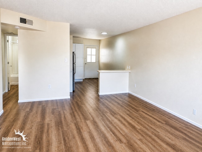 Building Photo - Updated 2Bdm 1Ba Apartment with Private Patio in Central Phoenix! -MI Special.