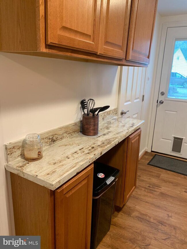 Foto del edificio - 303 Maple Ave