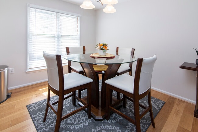 Building Photo - 212 W 10th St