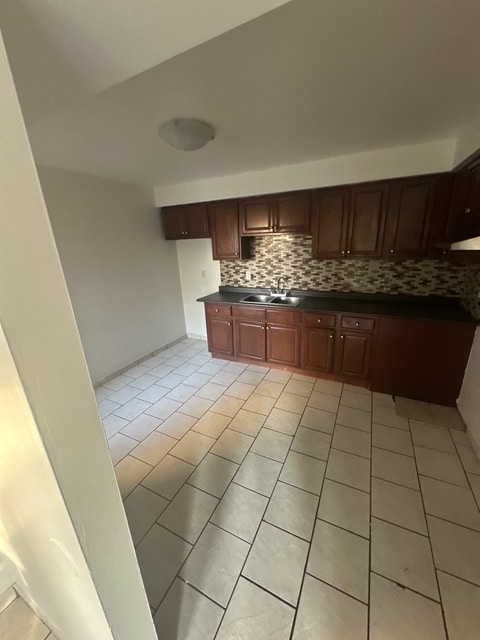 Building Photo - Large 3 Bedroom Townhouse Available
