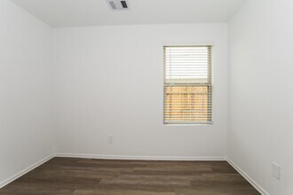 Building Photo - 423 Jewett Meadow Dr