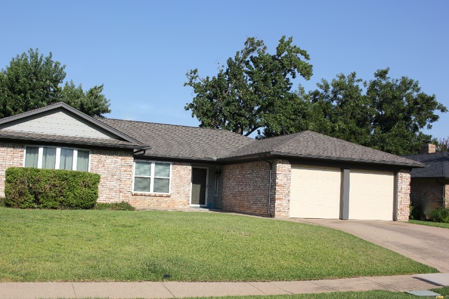 Photo - 412 Live Oak Dr House