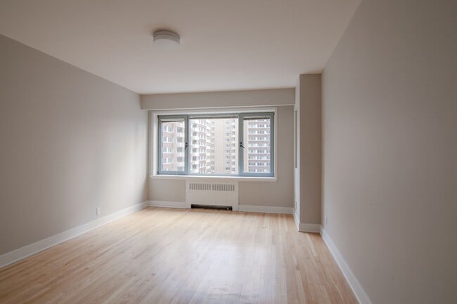 Building Photo - 3495 Rue de la Montagne